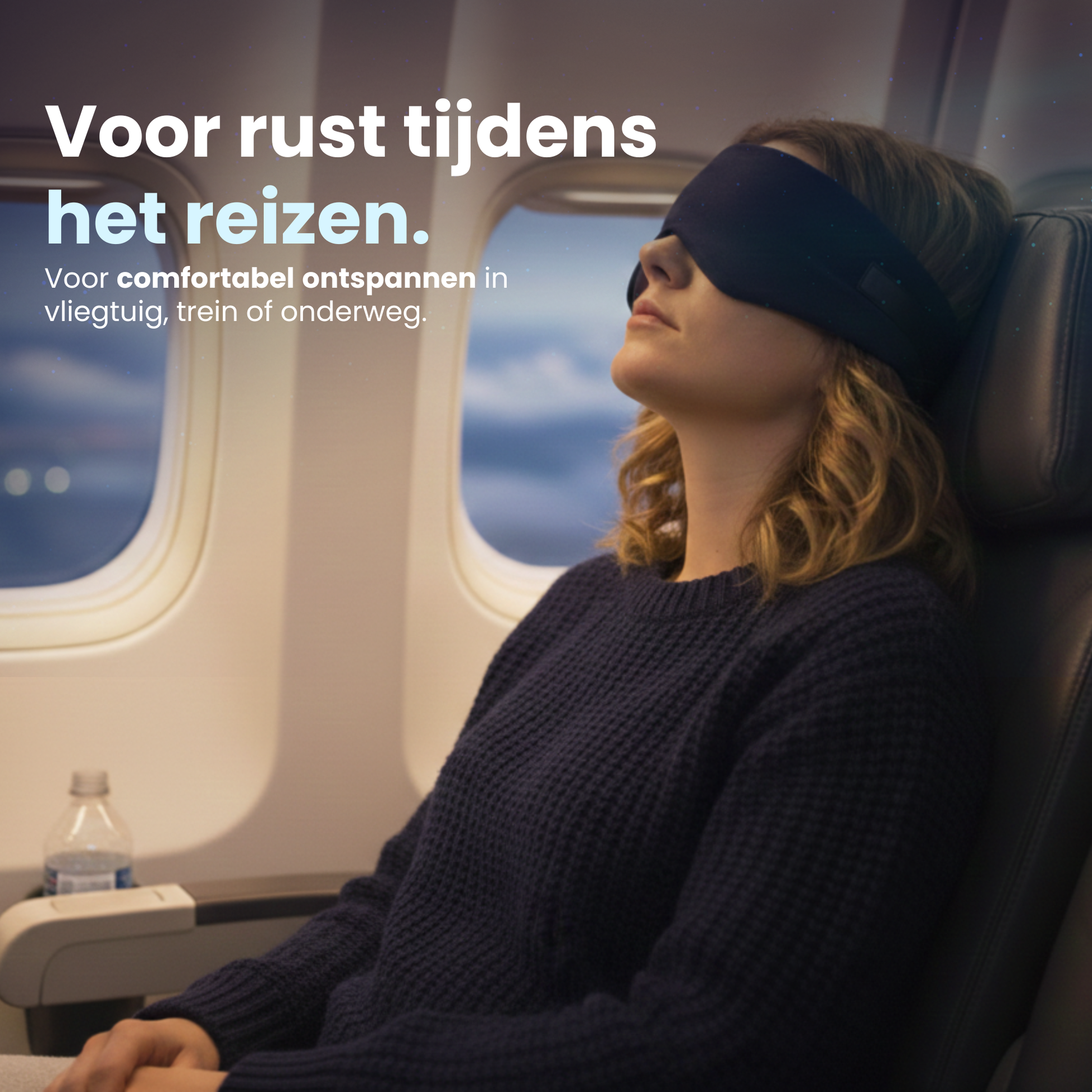 Vrouw zit ontspannen in een vliegtuigstoel en draagt een slaapmasker tijdens het reizen, gericht op rust en comfort onderweg.