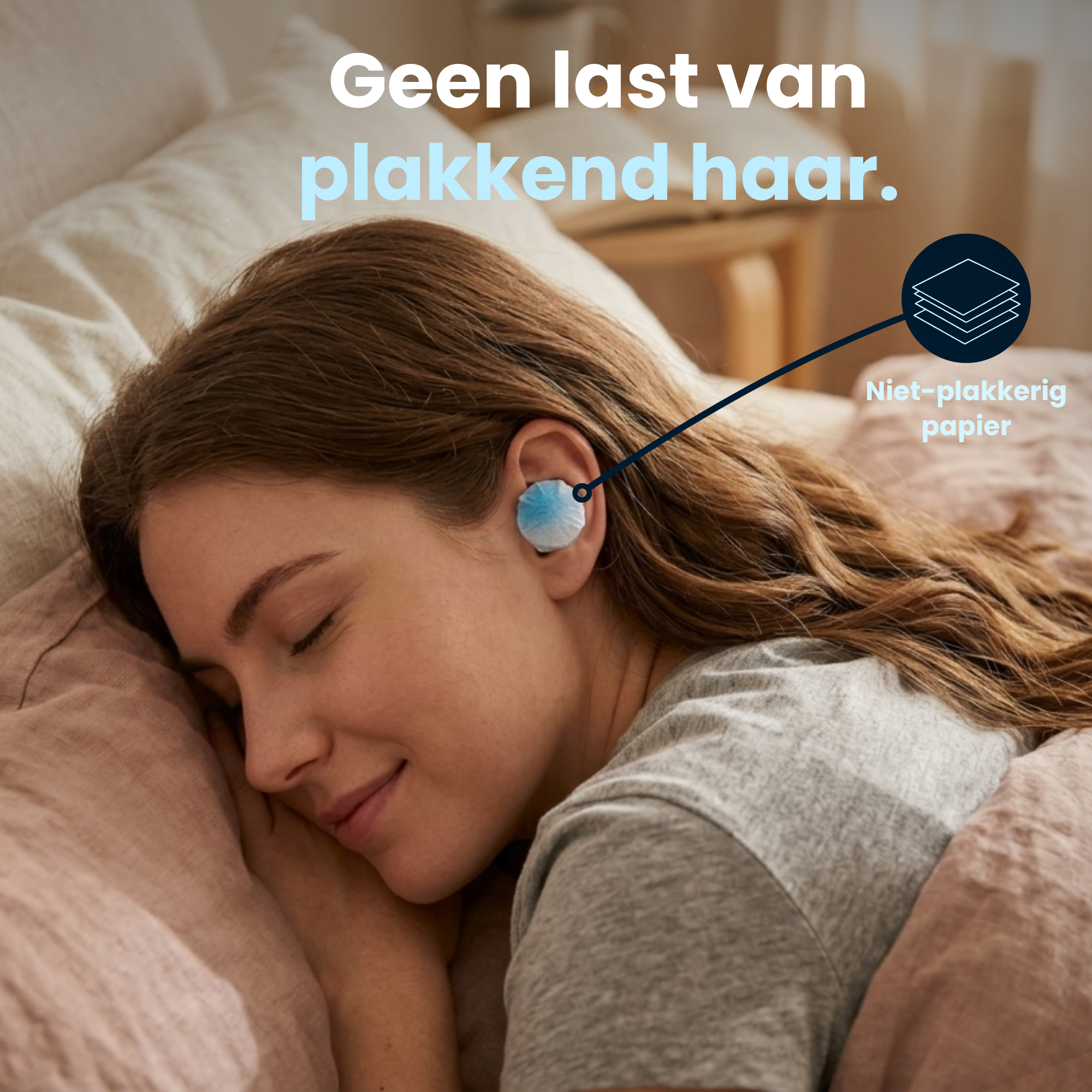 Vrouw slaapt comfortabel op haar zij met PurelyGoods slaapoordoppen van niet-plakkend materiaal dat voorkomt dat haar blijft kleven