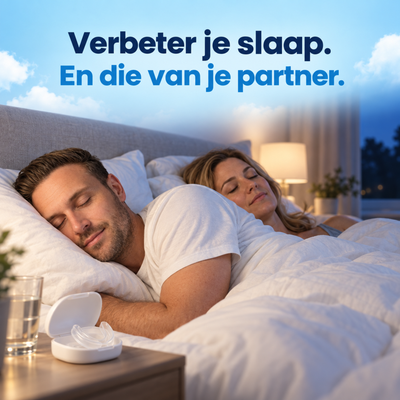 Slapend stel met de Snurkbeugel Comfort in een open bewaardoos op het nachtkastje.