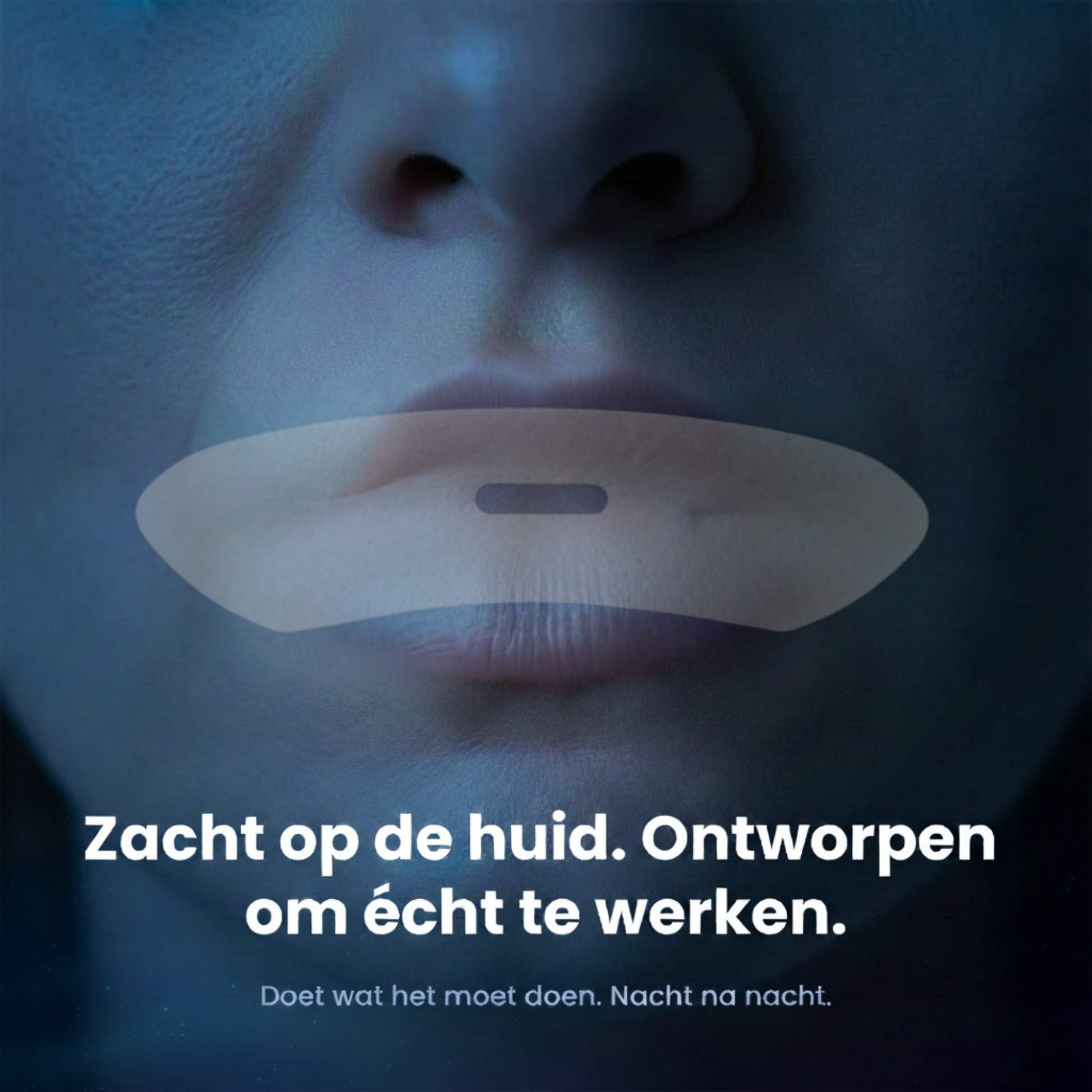 Close-up van de mond van een persoon in het donker, met een brede, transparante, huidkleurige mondtape over de lippen geplakt. De tape heeft een ademgat. De tekst onderaan luidt: 'Zacht op de huid. Ontworpen om écht te werken. Doet wat het moet doen. Nacht na nacht