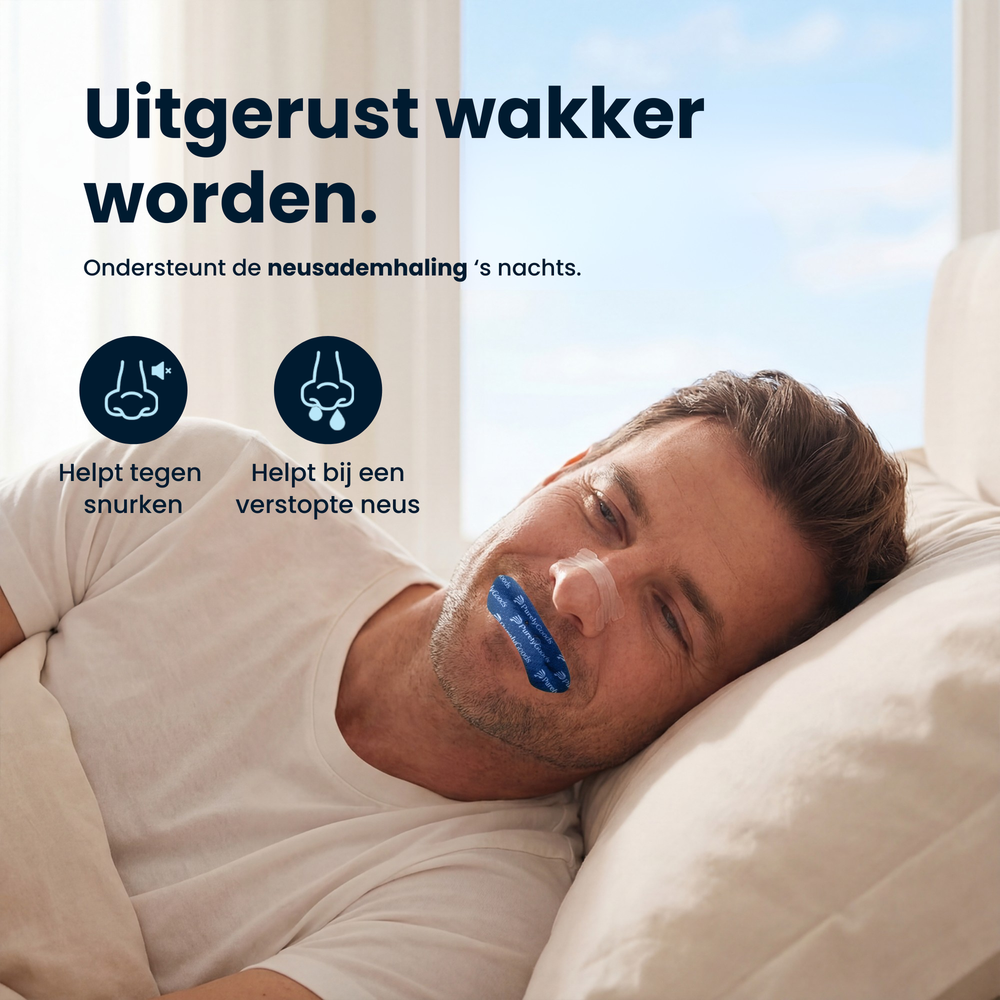Man ligt ontspannen in bed met mondtape en neusstrip van PurelyGoods – ondersteunt neusademhaling ‘s nachts, helpt tegen snurken en bij een verstopte neus.