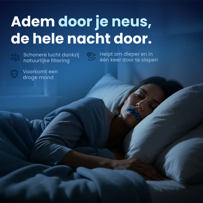 Een vrouw slaapt rustig in een donkere slaapkamer, liggend op haar zij met een donkerblauwe mondtape over haar lippen. Boven de slapende vrouw staat de tekst: 'Adem door je neus, de hele nacht door.' De voordelen worden benadrukt met iconen: 'Schonere lucht dankzij natuurlijke filtering', 'Voorkomt een droge mond' en 'Helpt om dieper en in één keer door te slapen'.