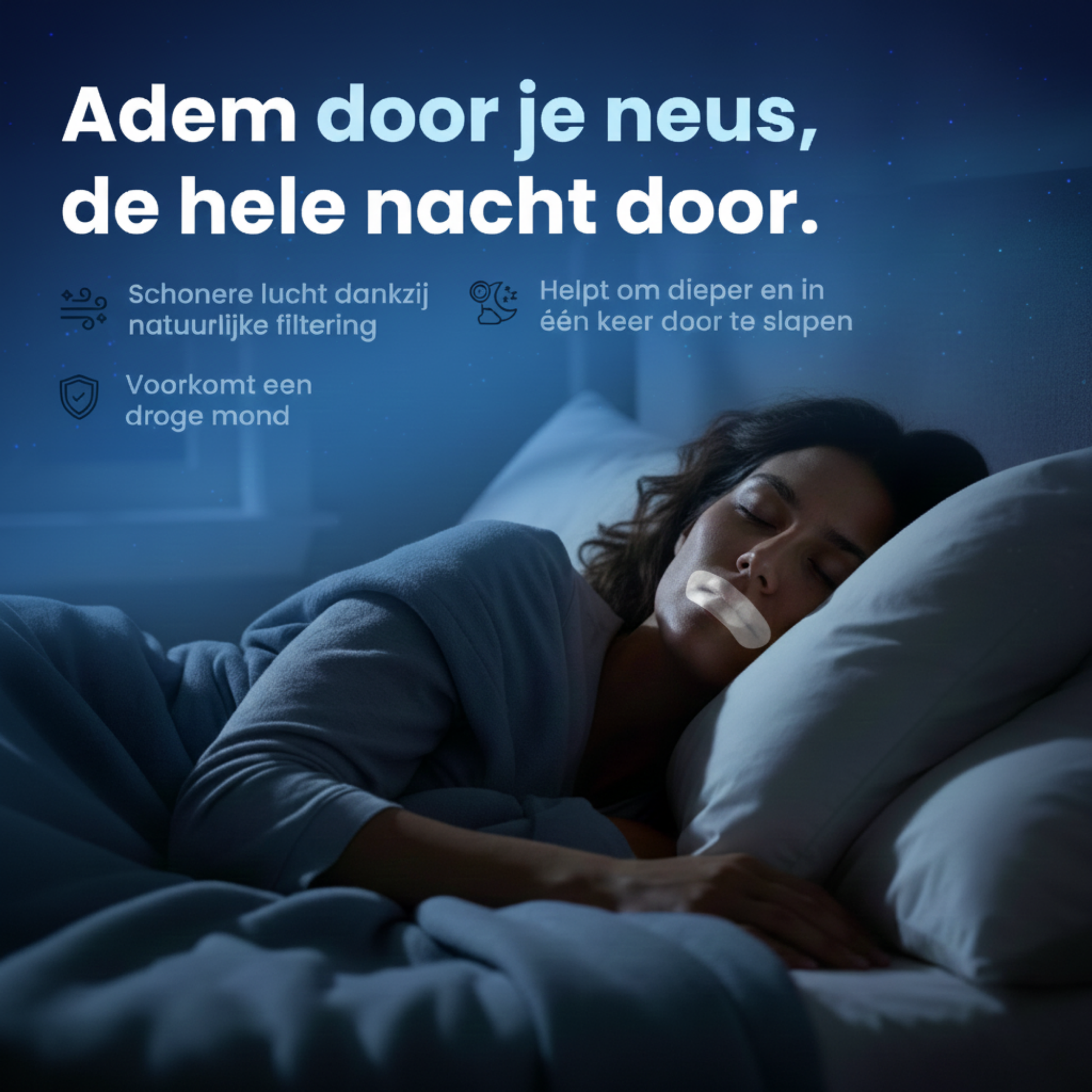 Een vrouw slaapt rustig in een donkere slaapkamer, liggend op haar zij met een brede, transparante mondtape over haar lippen. De tekst bovenaan luidt: 'Adem door je neus, de hele nacht door.' De voordelen worden benadrukt met iconen: 'Schonere lucht dankzij natuurlijke filtering', 'Voorkomt een droge mond' en 'Helpt om dieper en in één keer door te slapen'